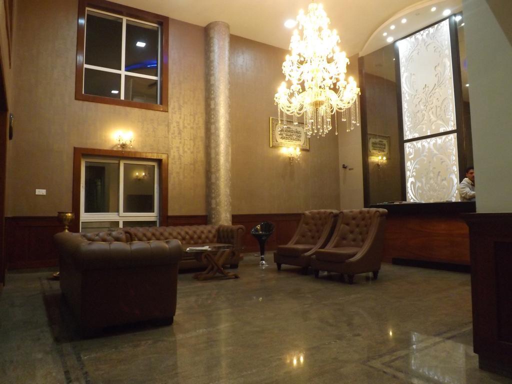 Hotel The Majestic Crown à Ooty Extérieur photo
