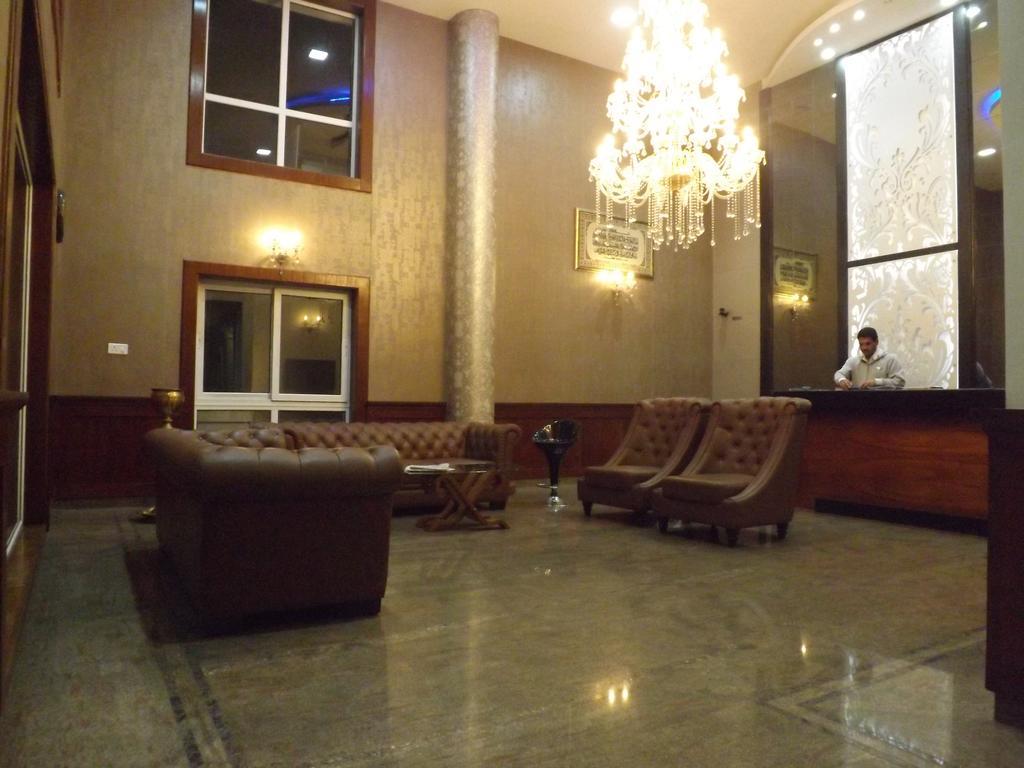 Hotel The Majestic Crown à Ooty Extérieur photo